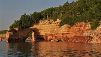 Pictured Rocks Inn & Suites