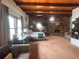 Pictured Rocks Inn & Suites