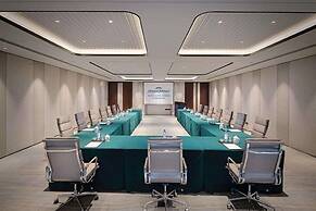 Howard Johnson Yacht Club Hotel