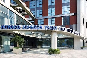 Howard Johnson Yacht Club Hotel