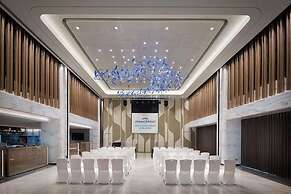 Howard Johnson Yacht Club Hotel