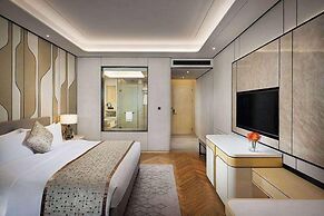 Howard Johnson Yacht Club Hotel