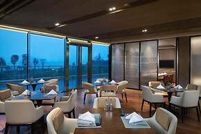 Howard Johnson Yacht Club Hotel