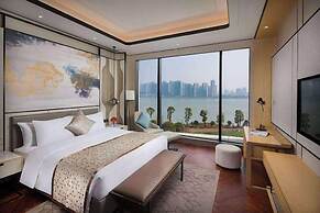 Howard Johnson Yacht Club Hotel