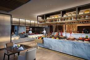 Howard Johnson Yacht Club Hotel