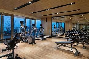 Howard Johnson Yacht Club Hotel