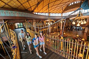 Disney Explorers Lodge