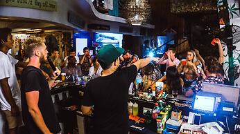 Outpost Beach Hostel - Adults Only