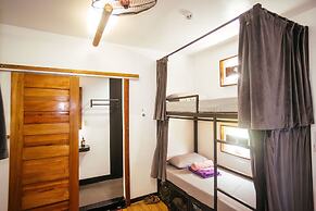 Outpost Beach Hostel - Adults Only