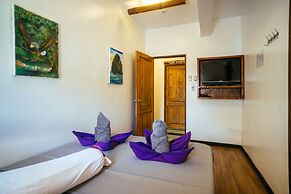 Outpost Beach Hostel - Adults Only