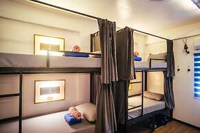 Outpost Beach Hostel - Adults Only