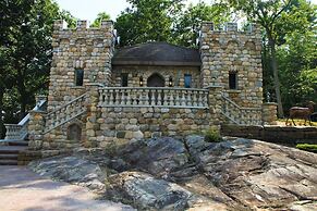 HIGHLANDS CASTLE overlooking Lake George.. plus 2 other Castles!