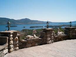 HIGHLANDS CASTLE overlooking Lake George.. plus 2 other Castles!