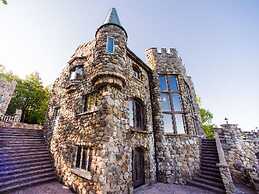 HIGHLANDS CASTLE overlooking Lake George.. plus 2 other Castles!