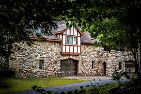 HIGHLANDS CASTLE overlooking Lake George.. plus 2 other Castles!