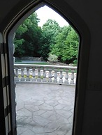 HIGHLANDS CASTLE overlooking Lake George.. plus 2 other Castles!
