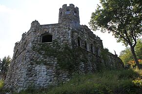HIGHLANDS CASTLE overlooking Lake George.. plus 2 other Castles!