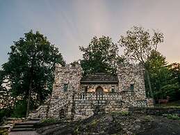 HIGHLANDS CASTLE overlooking Lake George.. plus 2 other Castles!
