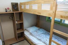 Dustin Guesthouse - Hostel