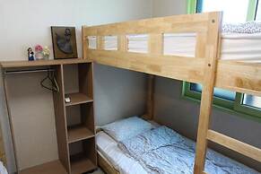 Dustin Guesthouse - Hostel