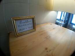 Dustin Guesthouse - Hostel