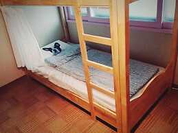 Dustin Guesthouse - Hostel