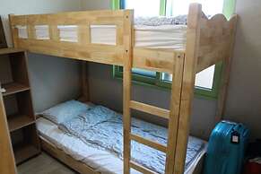 Dustin Guesthouse - Hostel