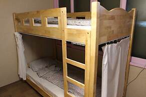 Dustin Guesthouse - Hostel