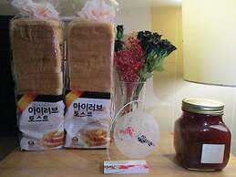 Dustin Guesthouse - Hostel