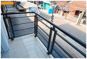 Budi House & Food Station