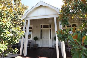 Healesville House - Magnolia House