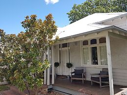 Healesville House - Magnolia House
