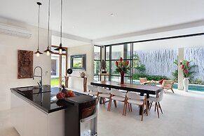 Seminyak White Design Villa