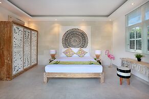 Seminyak White Design Villa