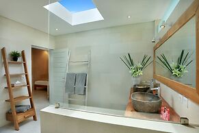 Seminyak White Design Villa