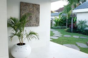 Seminyak White Design Villa