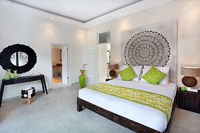 Seminyak White Design Villa