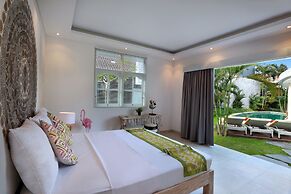 Seminyak White Design Villa