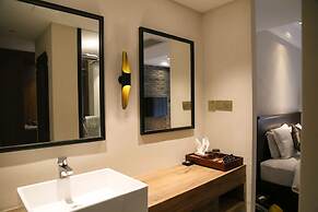 Seclusive Life in Jiangnan •Canal Yard