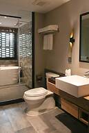 Seclusive Life in Jiangnan •Canal Yard