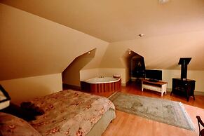 The Burleigh Falls Inn & Suites