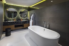 Cross Chiang Mai Riverside