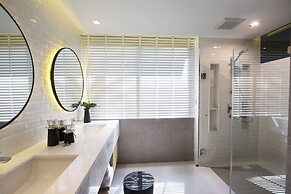 Cross Chiang Mai Riverside