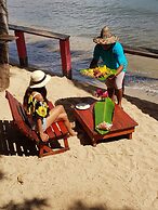 Las Palmeras Beachfront Hotel