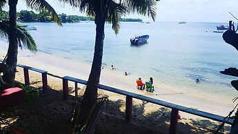 Las Palmeras Beachfront Hotel