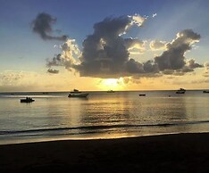 Las Palmeras Beachfront Hotel