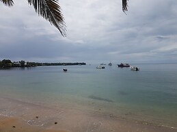 Las Palmeras Beachfront Hotel