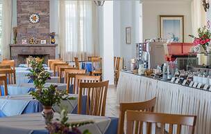 Delfinia Hotel & Bungalows