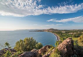 Delfinia Hotel & Bungalows