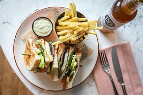 Lincoln Plaza London, Curio Collection by Hilton